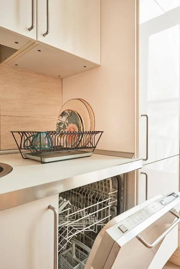 Spacious Apartment In The Perfect Lisbon Location, By Timecooler Portogallo